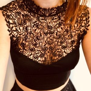 Tela Lace High-neck crop in Black